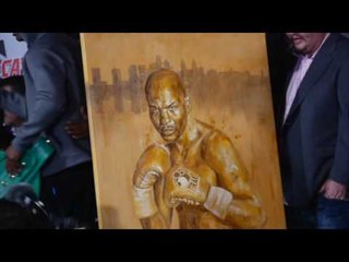 OSCAR DE LA HOYA PERSONALLY COMMISSIONS GOLD B-HOP PAINTING AN PRESENTS IT TO BERNARD HOPKINS