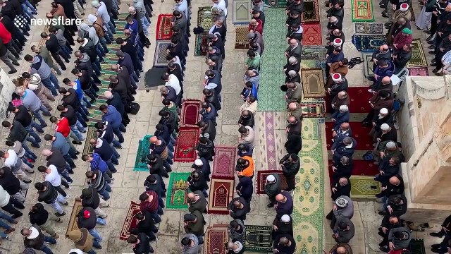 Palestinians pray in Bab al-Rahma area of Al-Aqsa for first time since 2003
