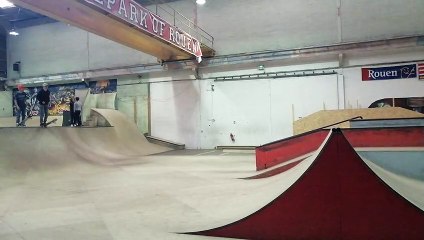 Les jeunes skatteurs s'amusent à Rouen