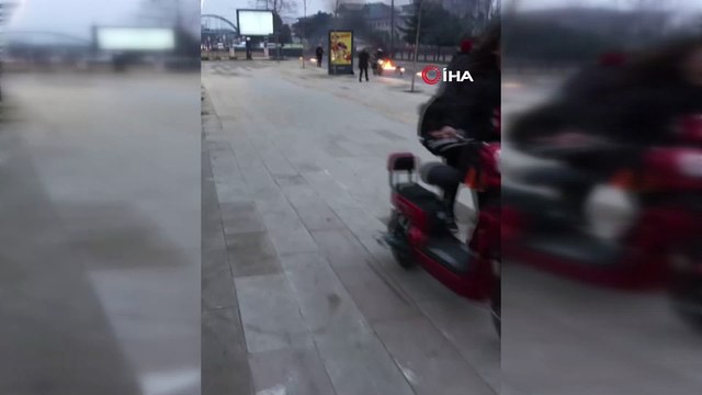 Kaza yapan motosiklet alev alev yandı