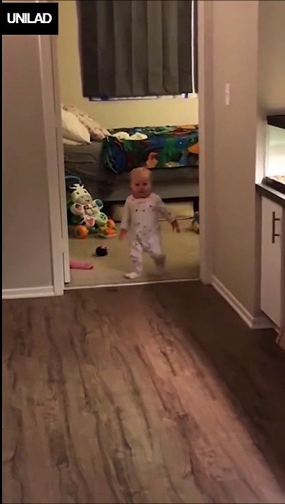 Cette maman a appris à son bébé à faire le zombie... Trop mignon