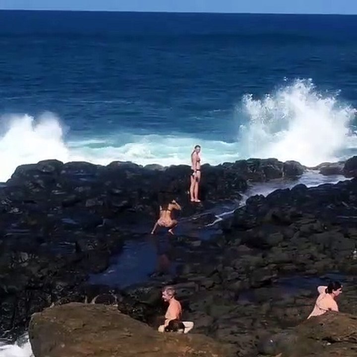 Elles tentent une petite photo dans les rochers et se font faucher par une énorme vague