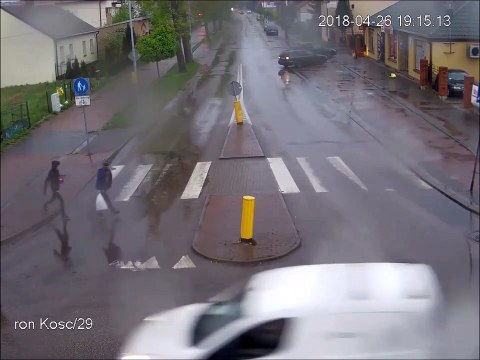 Ces 2 piétons vont avoir beaucoup de chance en traversant la route