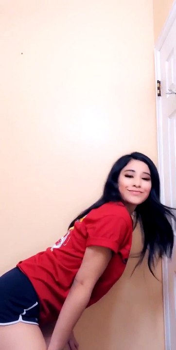 Elle se filme en voulant faire la belle dans sa chambre.