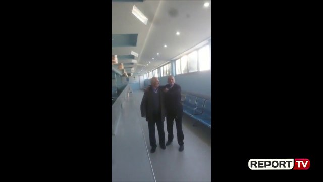 Paguhen nga qytetarët, por bashkia e Kamzës braktis punën, protestë me opozitën! Zyrat bosh!