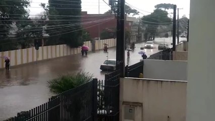 Temporal deixa ruas alagadas no bairro Guabirotuba, em Curitiba