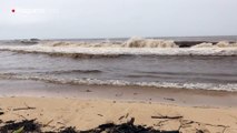 Una tormenta transformó una paradisíaca playa de Hawaii en un lodazal