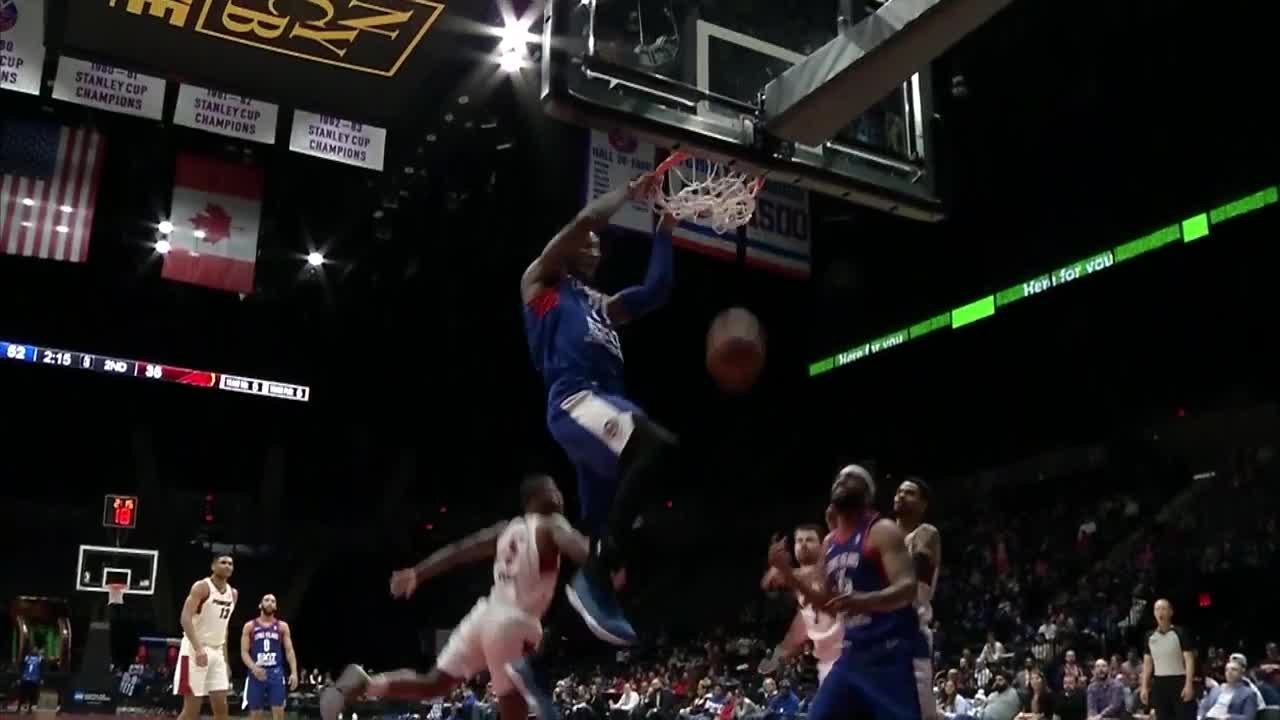 A bigtime dunk by Kamari Murphy!