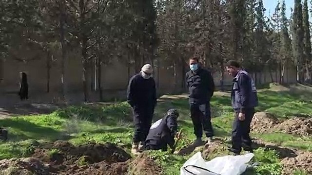 العثور على أكبر مقبرة جماعية لضحايا تنظيم الدولة الإسلامية على مشارف الرقة