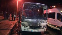 İzmir'de seyir halindeki servis minibüsü alevlere teslim oldu