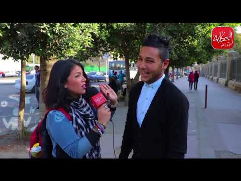 الحكاية | مذيعة تتحرش بالشباب في الشارع وتعاكسهم بغلاسة !!!" مغامرة صحفية " !!