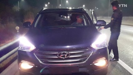 번호판 제거 후 고속도로 과속 운전...암행순찰차에 적발 / YTN