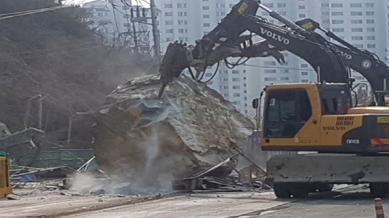 산비탈서 집채만 한 바위 도로에 떨어져...차량 통제 / YTN
