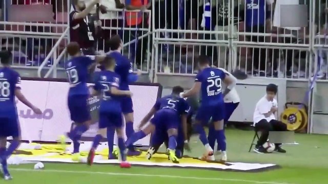 Gomis'in gol sevinci saha kenarındaki top toplayıcı çocuğun korkup kaçmasına neden oldu.