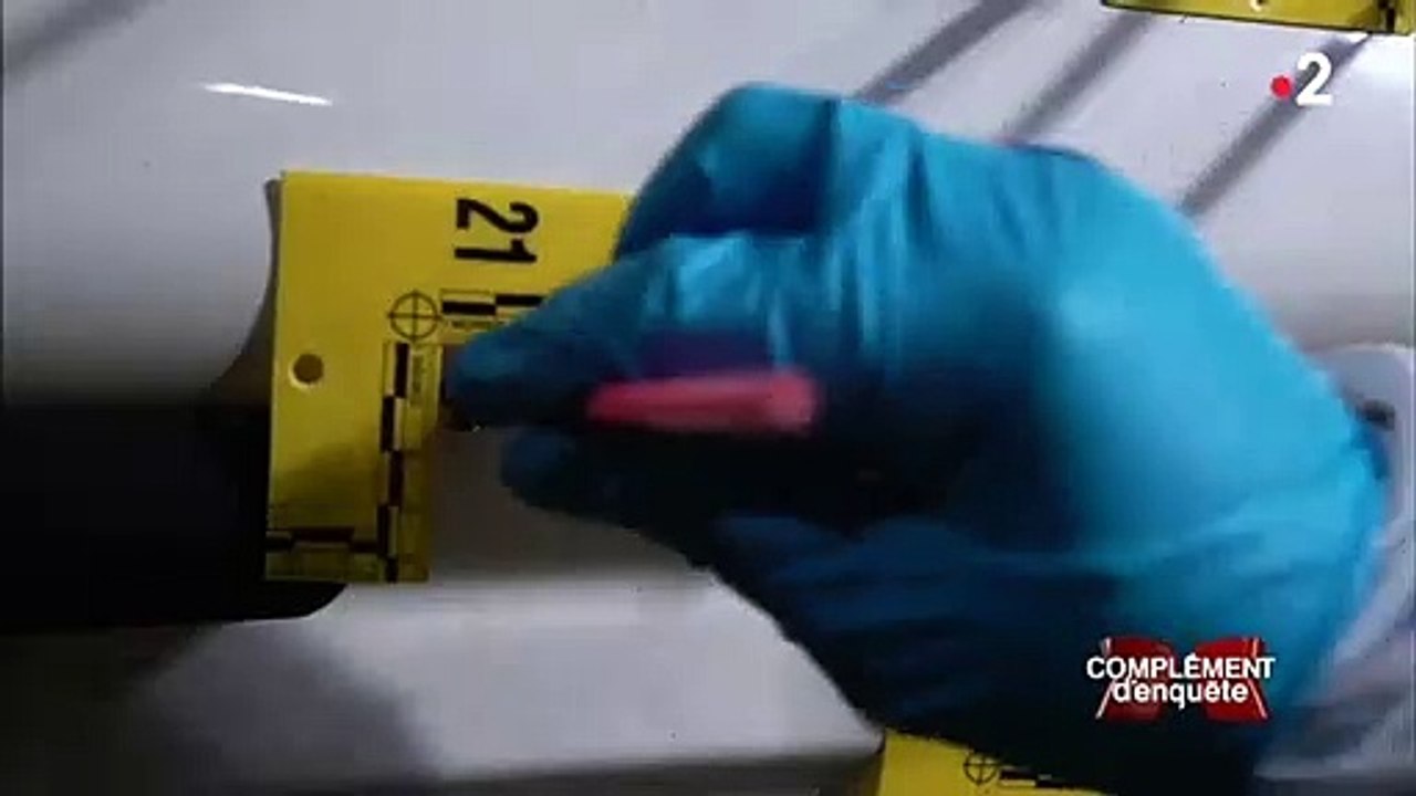 "Complément d'enquête" sur France 2 nous plonge dans les coulisses de la police scientifique qui analyse un règlement de compte à Marseille - Vidéo