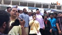 Mahasiswa laung 'tolak pakatan' depan masjid UKM, Najib turut hadir