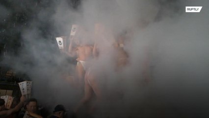 No Japão, todos no frio e de cueca!