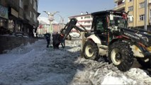 Hakkari Belediyesi buz kırma ve tuzlama çalışmalarına hız kesmeden devam ediyor