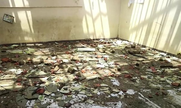 Kelas Roboh, Siswa SD di Sukabumi Belajar di Teras Sekolah