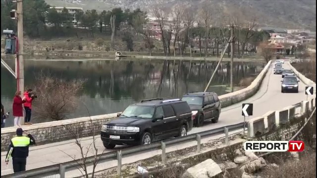 Report TV - Eskorta e Ramës kalon pranë protestuesve në Gjirokastër