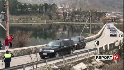 Report TV - Eskorta e Ramës kalon pranë protestuesve në Gjirokastër