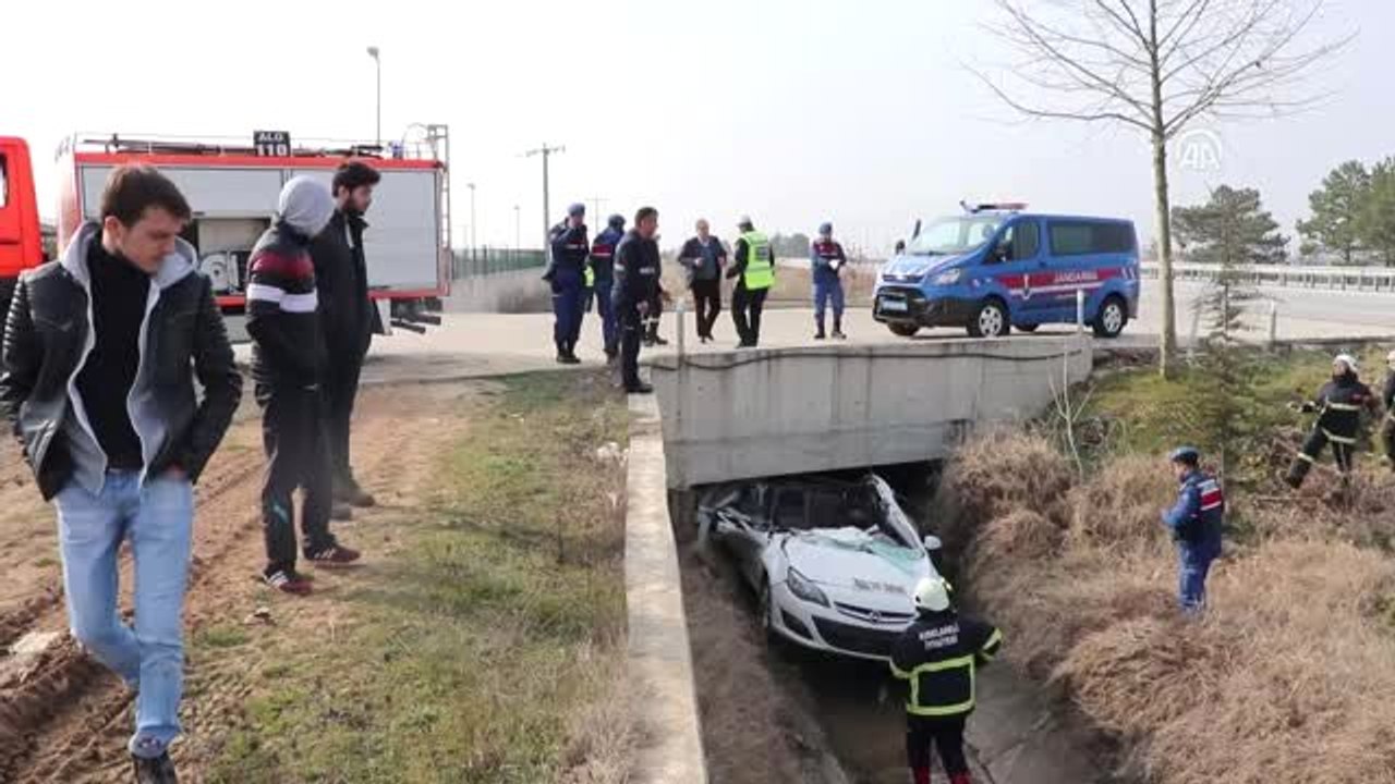Otomobilde Sıkışan Sürücüyü İtfaiye Ekipleri Kurtardı