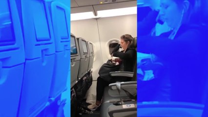 Ivre, une voyageuse crache sur les passagers d’un avion et les insulte