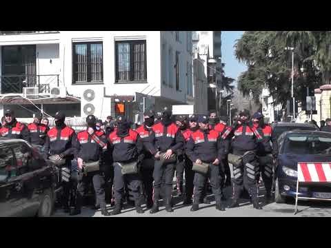 LULE PËR POLICINË DHE NDEZJE QIRINJSH, PROTESTUESIT RAMA IK! PARLAMENTI I RRETHUAR