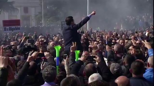 BASHA DHE KRYEMADHI PRIJNË PROTESTUESIT, DORËZOJNË MANDATET E DEPUTETËVE