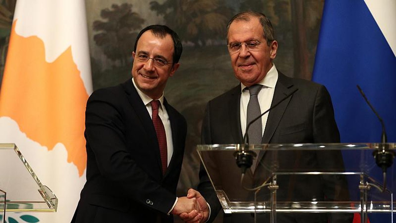 Λαβρόφ: Να συνεχιστούν οι συνομιλίες για το Κυπ...