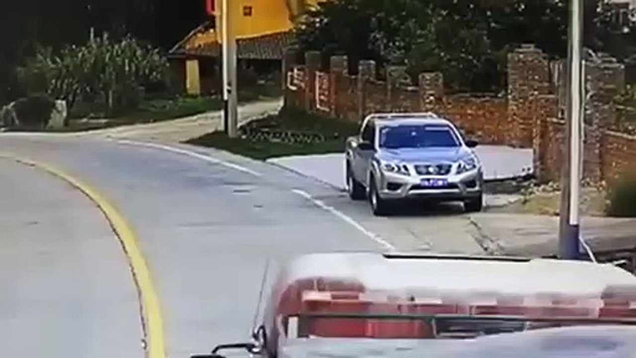 Une voiture se fait défoncer par deux roues tombées d'un camion