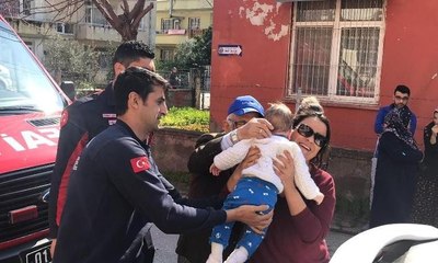 Otomobilde mahsur kalan bebeği Cankur kurtardı