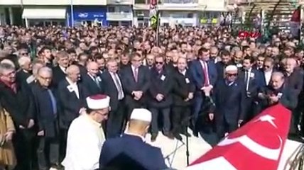 Eski Bakan Fikret Ünlü'yü 5 bin kişi son yolculuğuna uğurladı