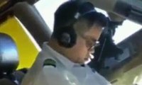 Pilot, uçuş sırasında uyurken görüntülendi