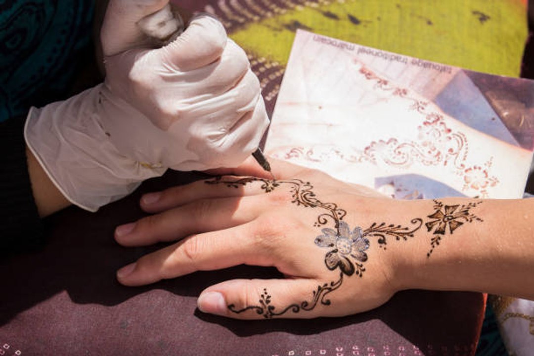 Vorsichtsmaßnahmen, die vor der Wahl eines Henna-Tattoos zu treffen sind