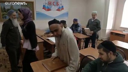 شاهد: مسلمون مكفوفون يتعلمون القرآن بطريقة برايل في روسيا