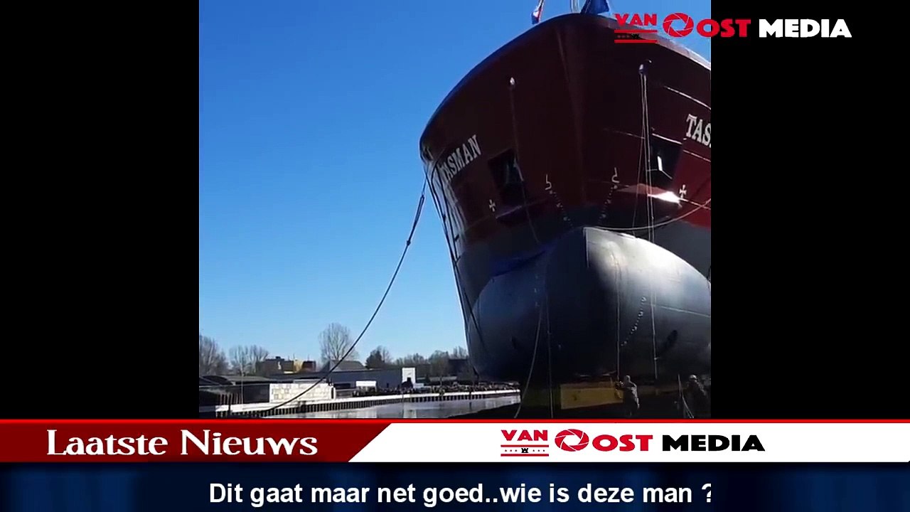 Mise à l'eau d'un bateau vs Ouvrier