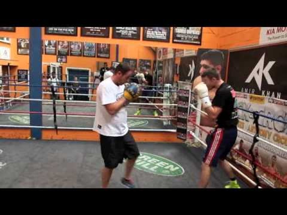 CALLUM SMITH & JOE GALLAGHER WORK THE PADS @ GLOVES COMMUNITY CENTRE GYM (BOLTON)