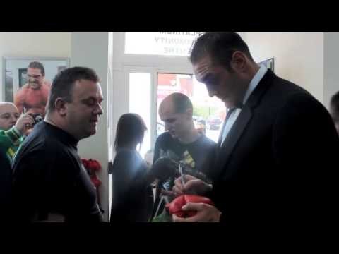 TYSON FURY ARRIVES AT HIS NEW GYM & SIGNS SOME AUTOGRAPHS FOR THE FANS / iFL TV