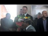 TYSON FURY PRESENTS THE MAYORESS OF BOLTON WITH A BOUQUET OF FLOWERS / iFL TV
