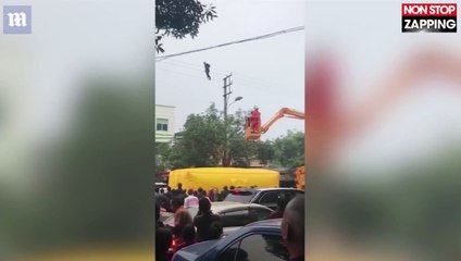 Chine : Un homme ivre s'improvise funambule sur un fil électrique (vidéo)