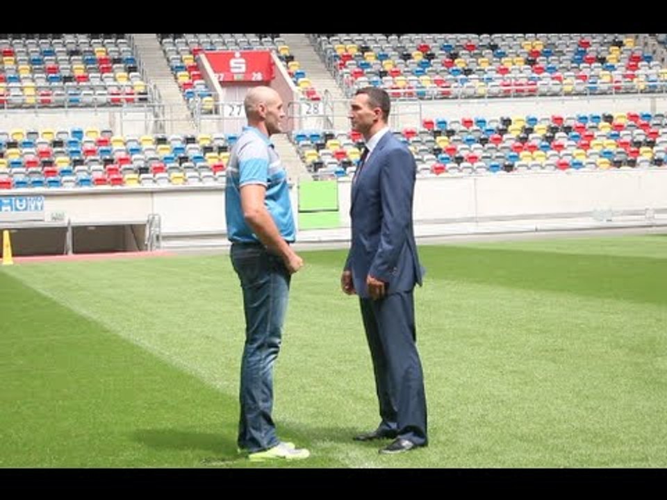 WLADIMIR KLITSCHKO v TYSON FURY - AWKWARD HEAD TO HEAD ON PITCH (ESPRIT ARENA) IN DUSSELDORF