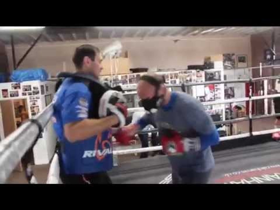 EXPLOSIVE !! KEVIN MITCHELL SMASHES THE PADS & BODY BAG WITH TRAINER TONY SIMS