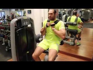 TYSON FURY GOES THROUGH THE PAIN OF AB-CRUNCHING & HUGHIE FURY WORKS ON THE LAT PULLDOWN MACHINE