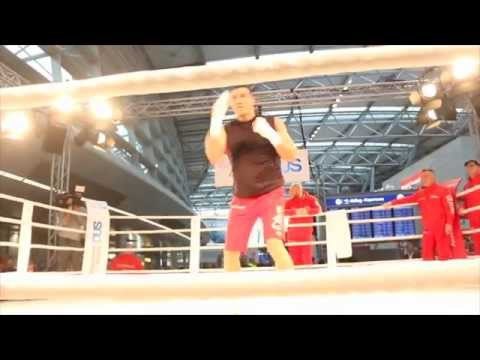 DR. STEELHAMMER ! - WLADIMIR KLITSCHKO SHADOW BOXING FOOTAGE @ DUSSELDORF AIRPORT / KLITSCHKO v FURY
