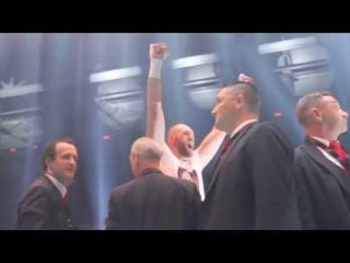 CLASS! TYSON FURY GOES TO THE FOUR CORNERS OF THE RING TO SALUTE THE TRAVELLING FANS IN DUSSELDORF