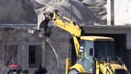Kapadokya'da peribacaları yakınındaki yapıların yıkılması - NEVŞEHİR