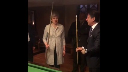 Quand le chef du gouvernement italien offre une leçon de billard à Theresa May