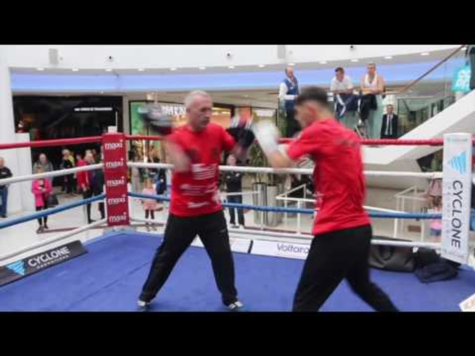 UNBEATEN JASON EASTON BATTERS THE PADS AT TAYLOR v DAVIES - PUBLIC WORKOUT