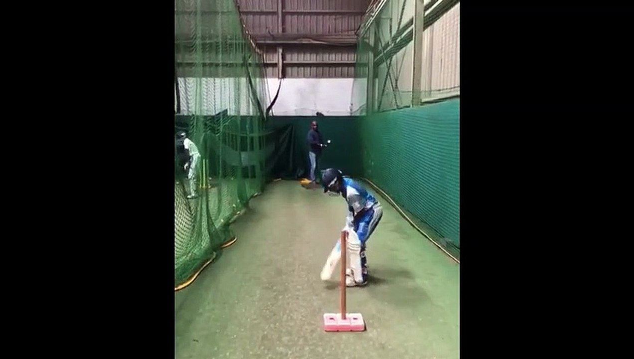 Sanath Jayasuriya Training His Son to bat as he batted